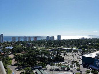 EXCELENTE OPORTUNIDAD PUNTA DEL ESTE!! GRAN VISTA AL MAR!!! VENTA DE APARTAMENTO DE UN DORMITORIO CON RENTA ANUAL!! EXCELENTE GARAJE Y SERVICIOS.