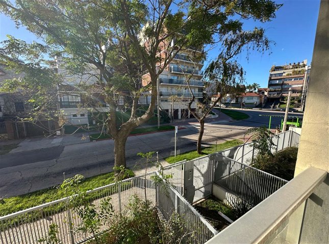 MALVIN Venta con Renta Apartamento 1 Dormitorio con Garaje a metros de la Rambla, amplios ventanales, muy luminoso, AMENITIES: Parrillero en azotea, Solarium, Laundry - foto 2