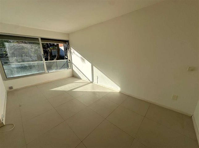 MALVIN Venta con Renta Apartamento 1 Dormitorio con Garaje a metros de la Rambla, amplios ventanales, muy luminoso, AMENITIES: Parrillero en azotea, Solarium, Laundry - foto 3