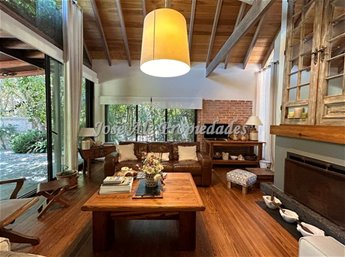 EN VENTA NUEVO PRECIO !! IMPORTANTE PROPIEDAD DE 4 DORMITORIOS, UBICADA A 1 CUADRA DE LA RAMBLA COSTANERA Y PLAYAS DE COLONIA.
