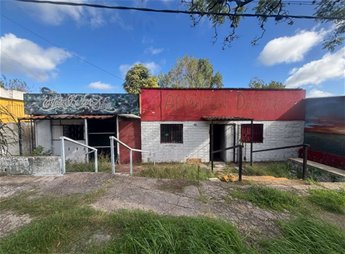 Terreno con construcciones a reciclar, muy buena ubicación a dos cuadras de Av. Garzón.