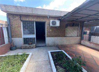 Casa de 2 dormitorios con entrada vehicular techada en Las Piedras.