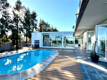 Venta de casa 3 dormitorios , escritorio y servicio en Barrio Privado Colinas de Carrasco. Con Renta