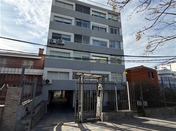 Se Alquila Apto en Malvín a una cuadra de la Rambla, 2 dormitorios, baño, terraza lavadero, garaje, acceso a la azotea con una hermosa vista a la playa Malvín e isla de las Gaviotas