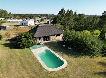 EN VENTA CASA CON TECHO DE QUINCHO UBICADO EN ESPACIOSO TERRENO DE 1923M2 EN ALTOS DE SAN CARLOS, COLONIA