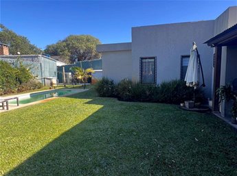 Hermosa casa a la Venta en Lagomar Sur.