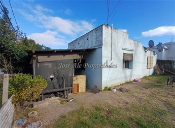 EN VENTA: Padrón en esquina con construcción y amplio terreno
