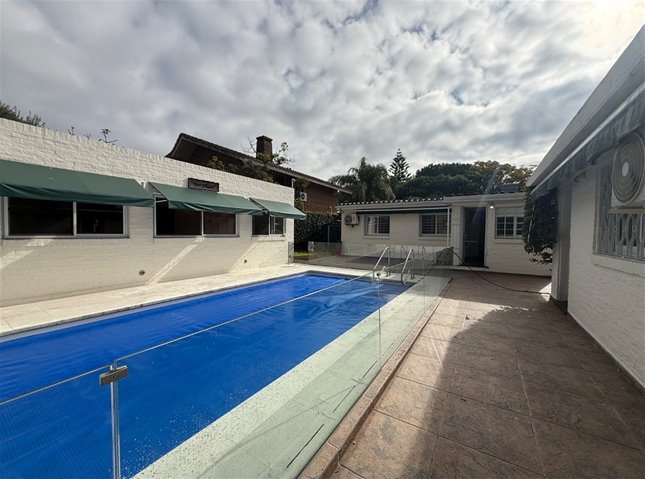 Sobre la calle Manuel Otero, Chalet de Revista Impecable reciclado en el año 2016 totalmente desarrollado en una planta con buen fondo verde, hermosa barbacoa y divina piscina. - foto 1