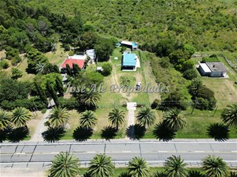 EN VENTA CASA UBICADA SOBRE RUTA NACIONAL 1 ANTES DE BODEGA BERNARDI