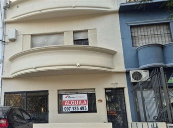 Br.Artigas 1903 y Goes Casa comercial cerca de shopping con Entrada vehicular
