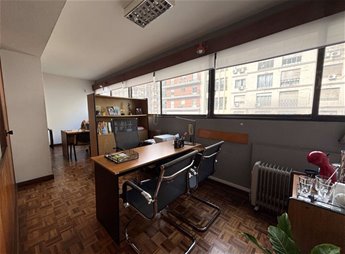 Venta de oficina con privados en el Centro generando renta.