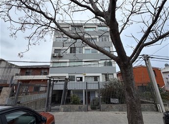 Se Alquila Apto Malvín, 2 dormitorios, living comedor, cocina definida, a una cuadra de la Rambla y Playa Malvín con garaje