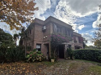 Se vende casa de 4 dormitorios y piscina