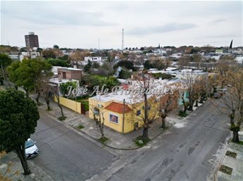 EN VENTA ?NUEVO PRECIO? CASA CENTRICA DE 2 DORMITORIOS A 1 CUADRA DE AV ARTIGAS, COLONIA.
