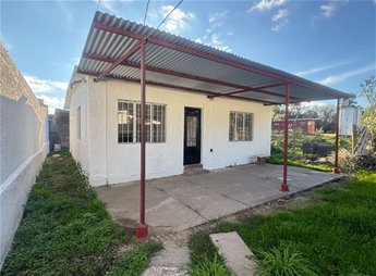 Casa en alquiler, dos dormitorios, techo de plancha a dos aguas.