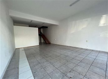 Amplio local comercial en centro de Las Piedras.