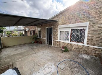 Casa de 2 dormitorios con entrada vehicular en venta.