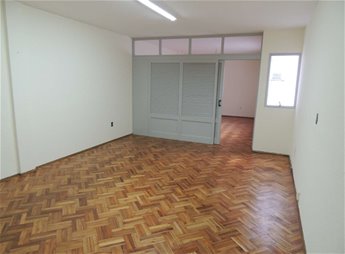 ALQUILER DE OFICINA CON BAÑO EN EL CENTRO. GASTOS COMUNES INCLUIDOS.
