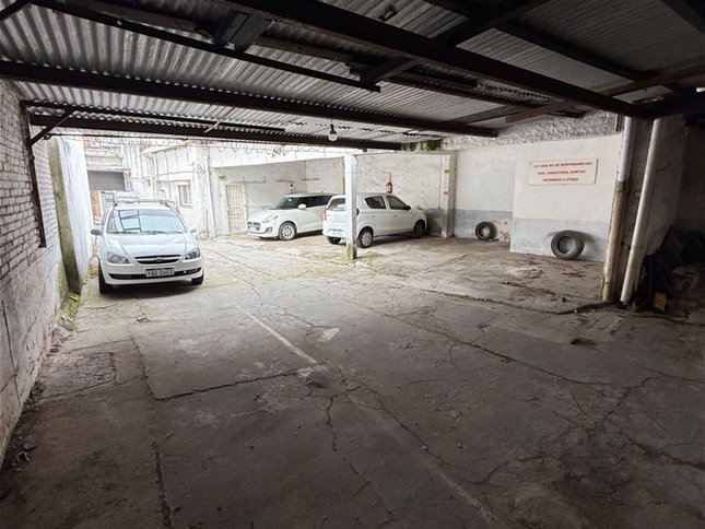 ATENCION INVERSORES Venta padrón único con renta de 15 cocheras , techadas  y una casa de 1 dormitorio al frente pronta para alquilar a a mts del estadio centenario. - foto 1