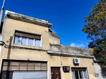 Venta Casa Brazo Oriental, 4 dormitorios, 2 baños, Amplio garaje en 2 plantas, parrillero