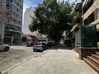 Venta con renta local comercial en Pocitos impecable