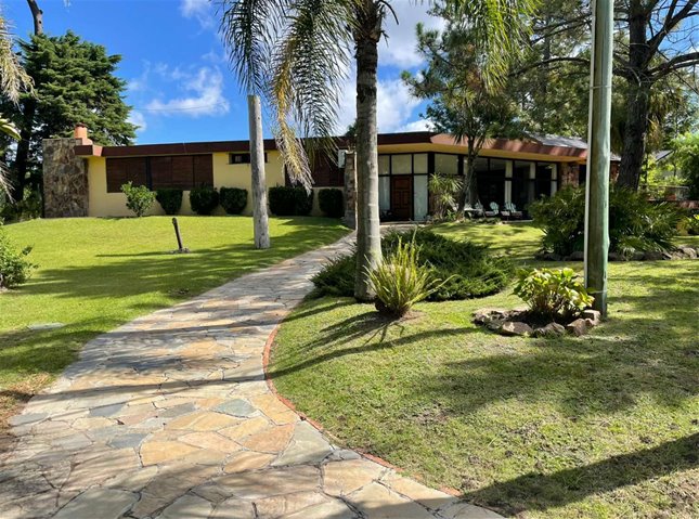 Casa en venta playa Mansa parada 9, amplio terreno, excelente ubicación. - foto 1