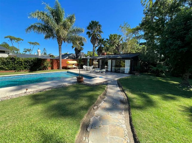 Casa en venta playa Mansa parada 9, amplio terreno, excelente ubicación. - foto 2