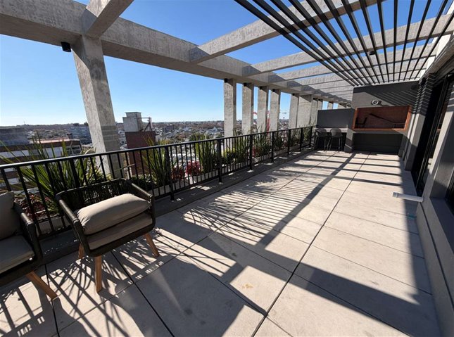 PARQUE BATLLE Venta Apartamento Penthouse 2 Dormitorios Piso 12, terraza de 17m2, muy luminoso, finas terminaciones, Barbacoa con parrillero, Beneficios fiscales Ley de Vivienda Promovida - foto 2