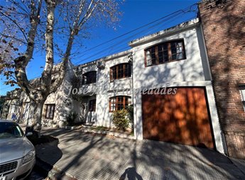 EN VENTA HERMOSA PROPIEDAD DE 3 DORMITORIOS, UBICADA EN EL CENTRO DE LA CIUDAD DE COLONIA.