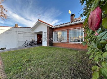 EN VENTA EN EXCLUSIVIDAD CASA DE 2 DORMITORIOS UBICADA EN ZONA 2 AV, A UNA CUADRA DE LA RAMBLA DE COLONIA.