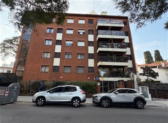 Se vende hermoso Apto en Parque Batlle de 2 dormitorios y 2 baños, uno de ellos en suite, cocina definida, calefacción por radiadores a gas, aires acondicionados split, balcón, barbacoa