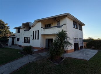 Se vende casa en Carrasco Norte, 4 dormitorios, 2 baños, frente, fondo, garaje, barbacoa.
