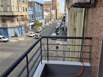 ALQUILADO!!!! ALQUILER DE APARTAMENTO CENTRO A NUEVO. EN SEGUNDO PISO POR ESCALERA. BALCÓN. CONEXIÓN LAVARROPAS.