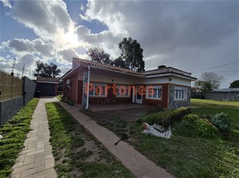 Se vende casa con piscina en Solymar Sur a 4 cuadras de la Rambla.