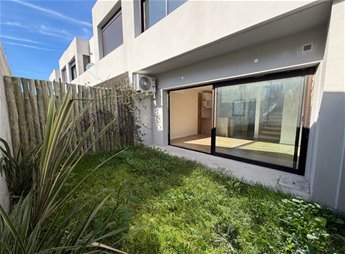 Venta casa ph a estrenar!!! duplex 2 dormitorios, 2 baños, cochera, patio. Carrasco Norte