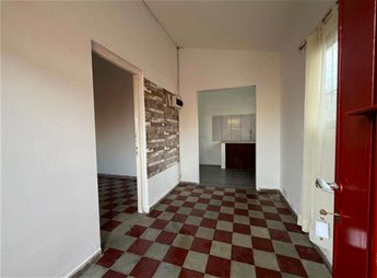 Casa independiente al fondo.