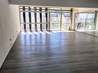EXCELENTE OFICINA SOBRE LA PLAZA INDEPENDENCIA 150 M2, MODERNA ,CON GARAGE