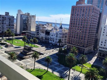 EXCELENTE OFICINA SOBRE LA PLAZA INDEPENDENCIA 150 M2, MODERNA ,CON GARAGE
