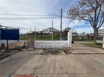 Terreno en excelente ubicación, Calles Versailles y Maria Orticochea, atrás del próximo nuevo Shoping Aventura.