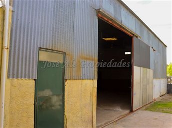 EN ALQUILER AMPLIO GALPÓN DE 100M2 A POCAS CUADRAS DE LA RAMBLA COLONIA.