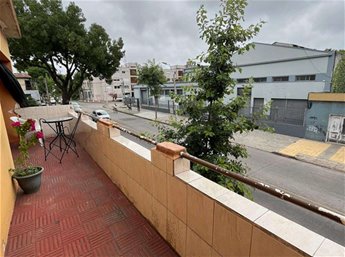 Casa al frente, amplia, terraza