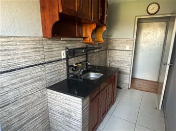 Alquiler apartamento en Complejo América, dos dormitorios, primer piso, con garaje.