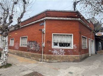 Comercio o vivienda. Centro de Las Piedras, calles J. A. Lavalleja y Batlle y Ordoñez. Dos dorm. liv.com. gje.