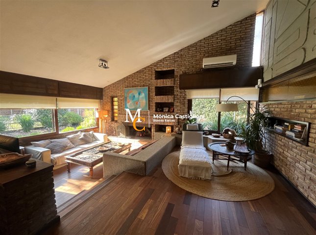 Casa en venta en Carrasco, 4 dormitorios. A 300 mts de la Rambla. - foto 1