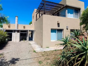 Venta de casa de 2 dormitorios en Manantiales a pocas cuadras del mar y ruta 10