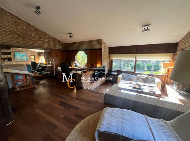 Casa en venta en Carrasco, 4 dormitorios. A 300 mts de la Rambla. - foto 2