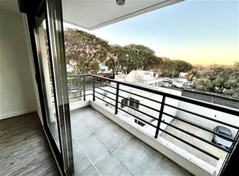 La Blanqueada . Lindísimo apartamento de 2 dormitorios y garage fijo. Se destaca el gran living comedor con vista despejada al contrafrente. Luz y sol ! Excelente estado. O