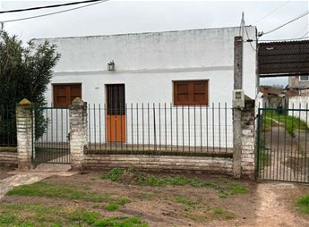 Casa de 2 dormitorios con entrada vehicular, ubicada en barrio Herten en Las Piedras.