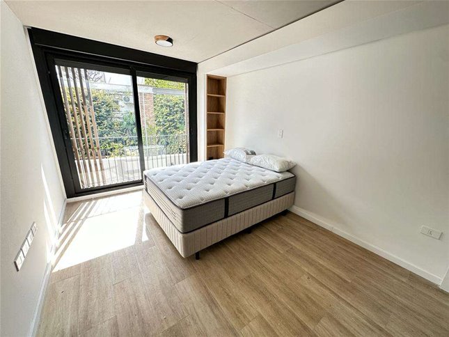 PUNTA CARRETAS Alquiler Apartamento Monoambiente, muy luminoso, finas terminaciones, a 3 cuadras del Shopping de Pta. Carretas, AMENITIES: Parrillero, Solarium, - foto 3