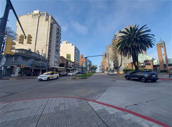 Alquiler apartamento con muebles 3 dormitorios, 2 baños, patio, garaje, amenities en el edificio